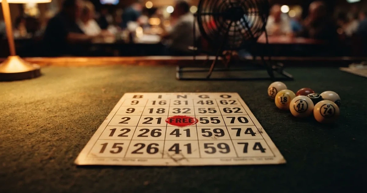 Karta do bingo z odznaczonymi liczbami obok wylosowanych kulek na stole w kasynie online